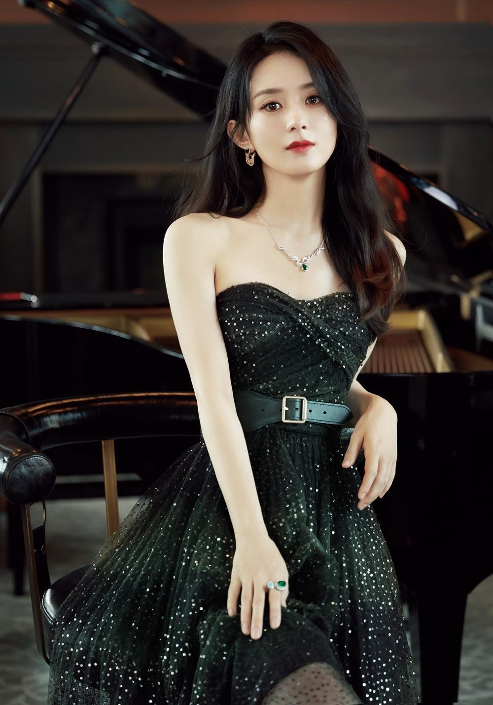 Triệu Lệ Dĩnh xuất thân nhà nghèo, từ nông thôn lên thành phố lập nghiệp. Triệu Lệ Dĩnh xuất thân nhà nghèo, từ nông thôn lên thành phố lập nghiệp.