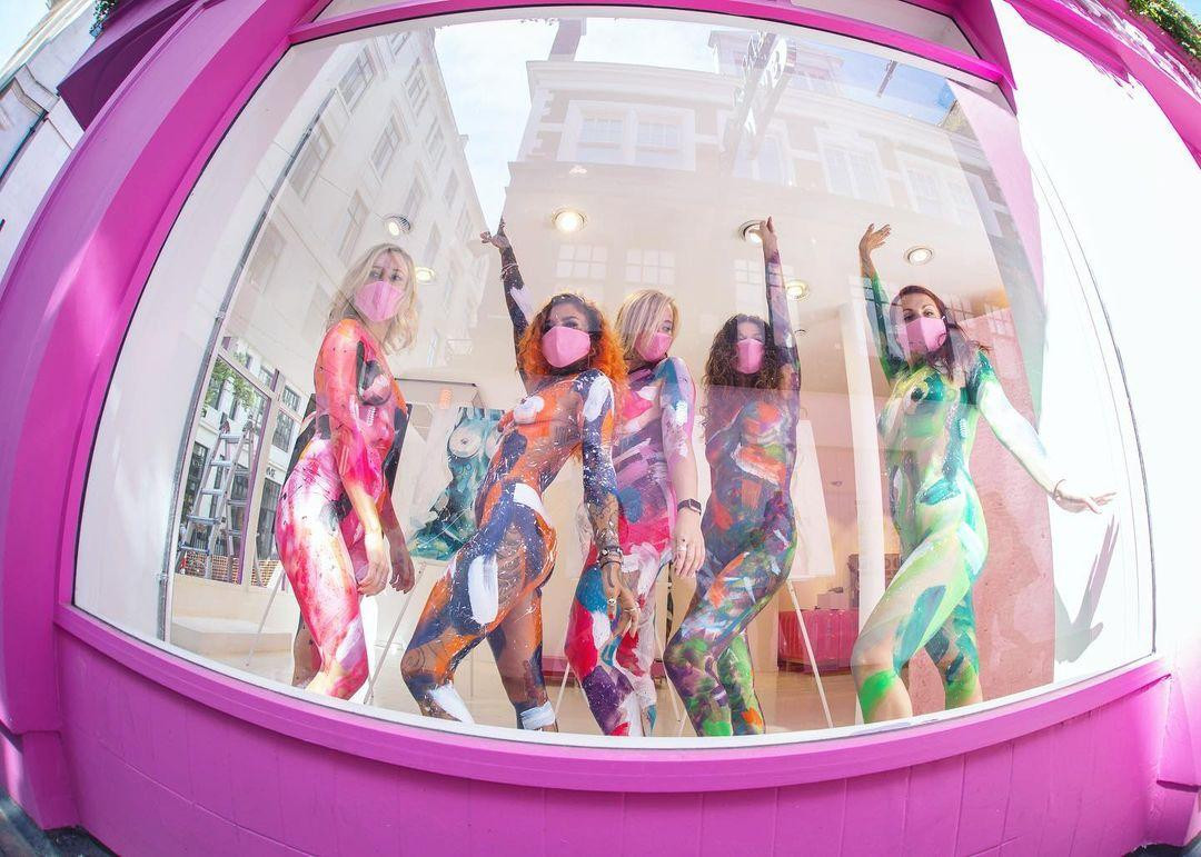 Không chỉ vẽ tranh khỏa thân, Sophie còn tạo ra nơi để phụ nữ tự tin khoe hình thể của mình.