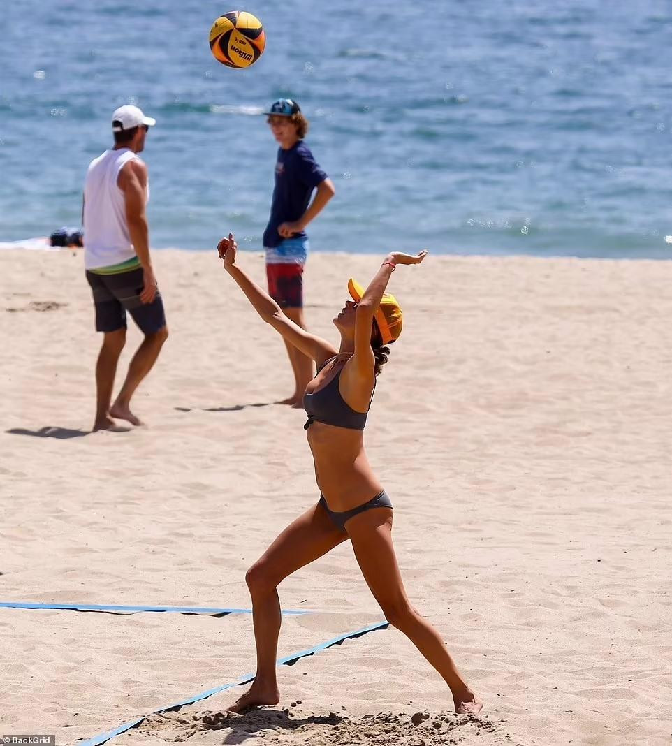 Ngoài ra, cô khá gầy, chân tay khẳng khiu, xương xẩu, gần như thẳng đuột từ trên xuống dưới, không nhìn rõ đường cong.