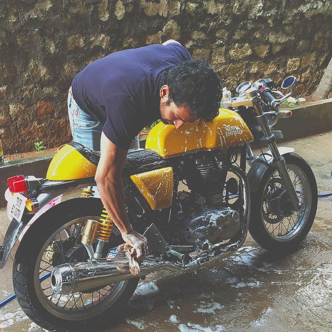Harshvardhan Rane bán chiếc Royal Enfield yêu quý để giúp bệnh nhân COVID-19. Harshvardhan Rane bán chiếc Royal Enfield yêu quý để giúp bệnh nhân COVID-19.