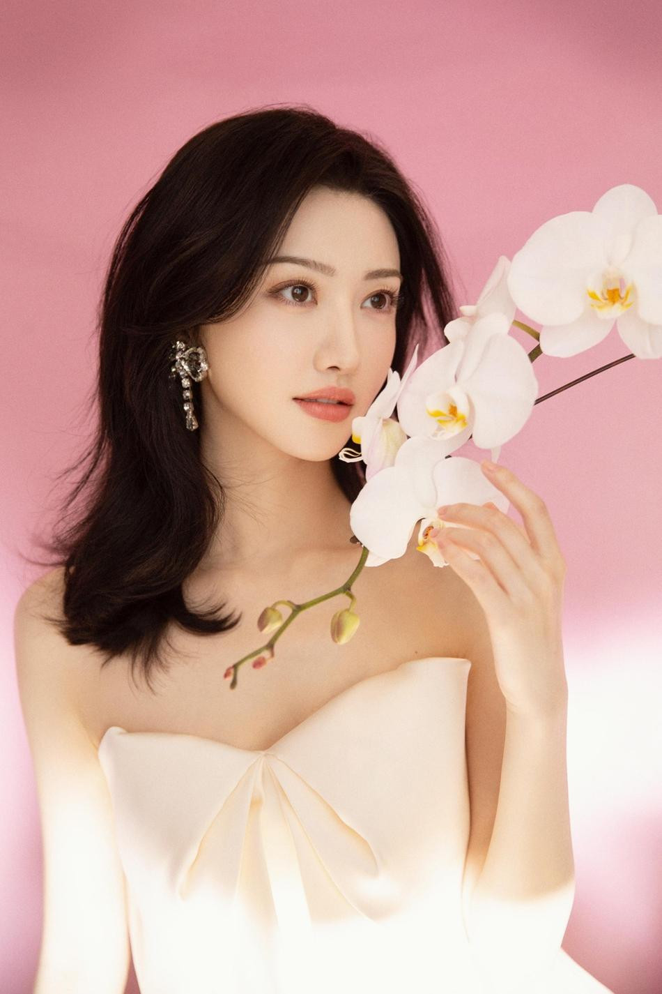 Bước sang tuổi 33, nhan sắc của nữ diễn viên dường như bất biến theo thời gian, còn ngày càng đằm thắm, không hổ với danh xưng &quot;Đệ nhất mỹ nữ Bắc Kinh&quot;.