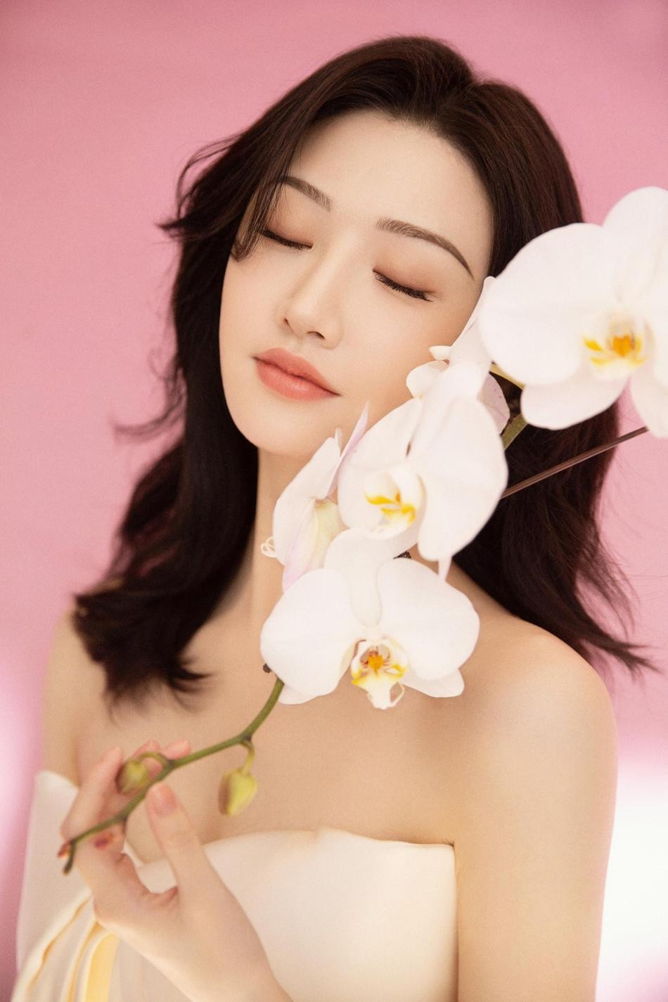 Studio của Cảnh Điềm vừa tung bộ ảnh mới. Trong ảnh, người đẹp sinh năm 1988 tạo dáng bên hoa lan, đơn giản mà rung động lòng người.