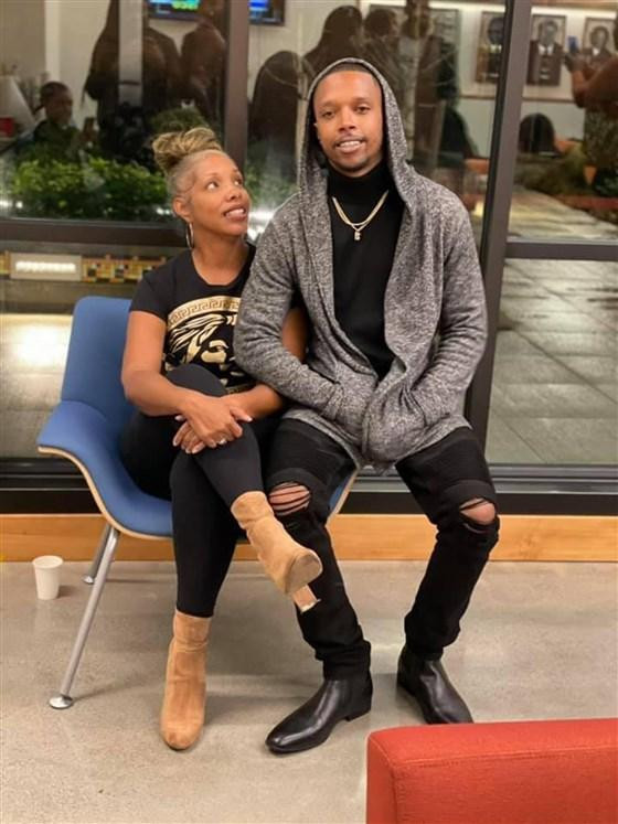 Wright được con trai chỉ cho đi xét nghiệm ADN để tìm người thân. Wright được con trai chỉ cho đi xét nghiệm ADN để tìm người thân.