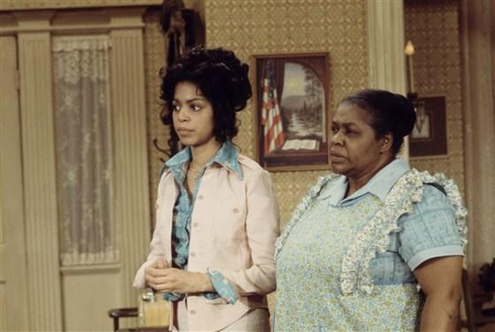 Lynne Moody (áo hồng) trong "That's My Mama". Lynne Moody (áo hồng) trong "That's My Mama".