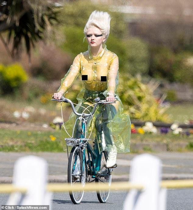 Mới đây, Maisie Williams được nhìn thấy đạp xe trên đường ở thị trấn ven biển Dover thuộc Kent, đông nam nước Anh. Cô trở thành tâm điểm chú ý bởi phong cách ăn mặc và trang điểm quái dị.