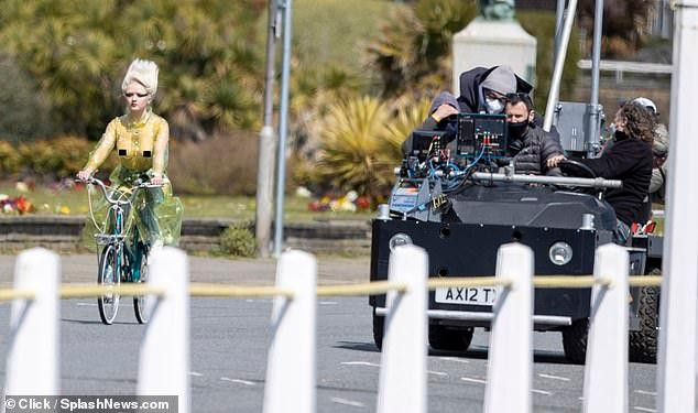 Trên thực tế, sao nhí &quot;Game Of Thrones&quot; đang ghi hình cho &quot;Pistol&quot; - bộ phim tiểu sử về nhóm nhạc punk rock Sex Pistols, nổi tiếng ở Anh vào những năm 1970.