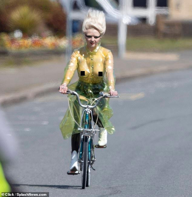 Ngôi sao sinh năm 1997 hóa trang theo đúng phong cách của Pamela, với mái tóc bạch kim dựng ngược và đôi mắt trang điểm kiểu gấu trúc. Được biết, lối trang điểm đặc trưng này giúp Pamela trở thành biểu tượng nổi bật của nền văn hóa punk London vài thập niên trước.