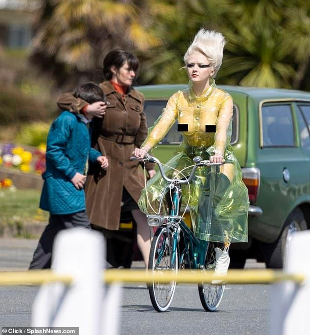 Một phụ huynh phải che mắt con trai trước cảnh tượng 18+ này.