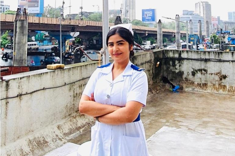 Malhotra có bằng điều dưỡng trước khi trở thành diễn viên. Malhotra có bằng điều dưỡng trước khi trở thành diễn viên.