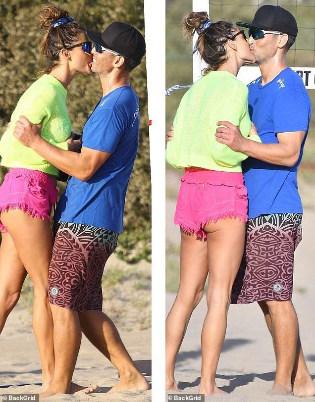 Cựu thiên thần nội y Brazil còn cuồng nhiệt đến mức cắn môi bạn trai trong lúc trao nhau nụ hôn đắm đuối. Cựu thiên thần nội y Brazil còn cuồng nhiệt đến mức cắn môi bạn trai trong lúc trao nhau nụ hôn đắm đuối.