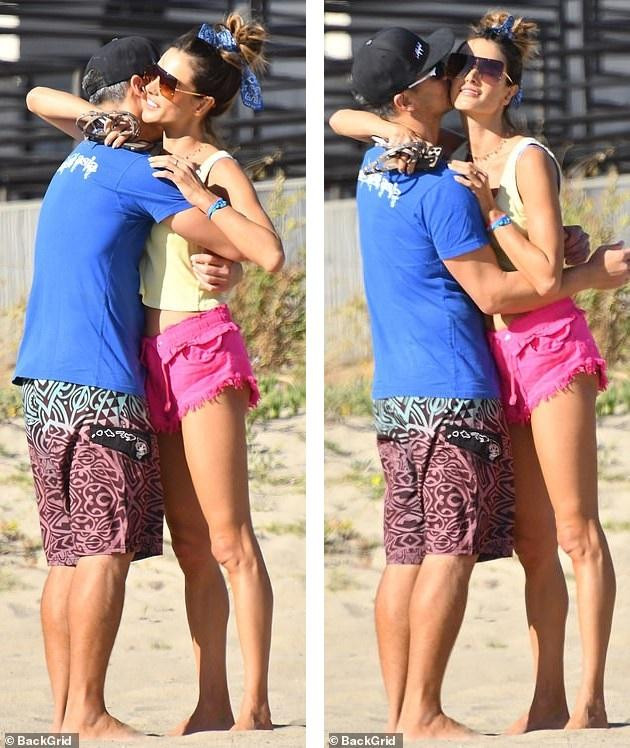 Trên bãi biển, hai người không ngừng dành cho nhau những cử chỉ thân mật. Đôi tình nhân "dính như sam", liên tục ôm hôn. Trên bãi biển, hai người không ngừng dành cho nhau những cử chỉ thân mật. Đôi tình nhân "dính như sam", liên tục ôm hôn.