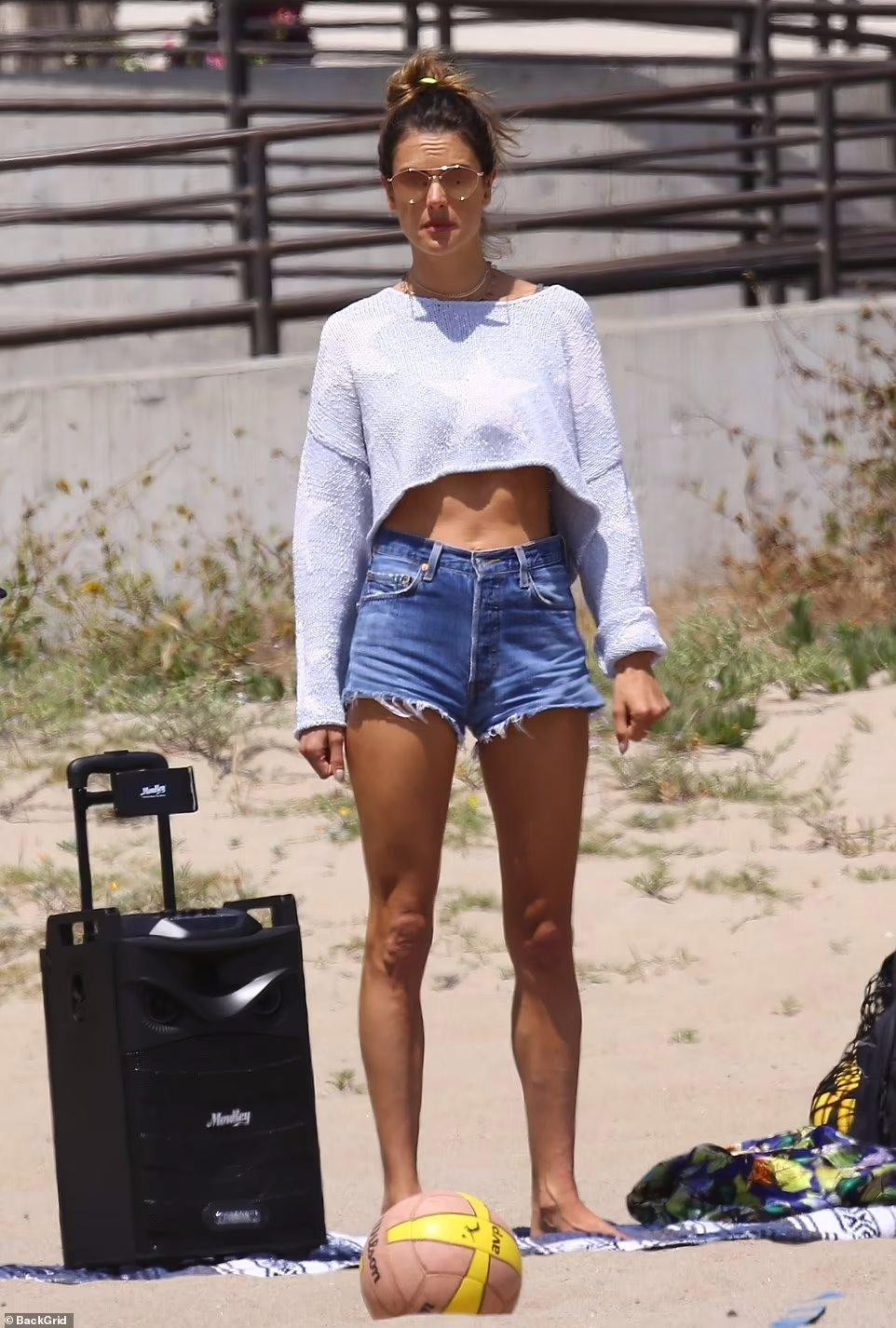 Chiều thứ Bảy (8/5, giờ địa phương), Alessandra Ambrosio được nhìn thấy trên bãi biển ở thành phố Santa Monica, California, Mỹ. Ban đầu, người đẹp mặc áo crop-top dài tay và quần đùi.