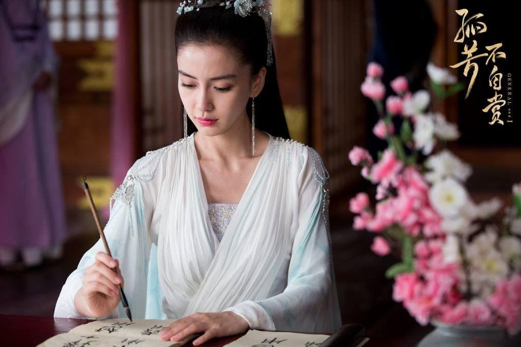 Angelababy bị công chúng chỉ trích vì liên tục sử dụng thế thân trong các cảnh phim "Tình trong biển hận". Angelababy bị công chúng chỉ trích vì liên tục sử dụng thế thân trong các cảnh phim "Tình trong biển hận".