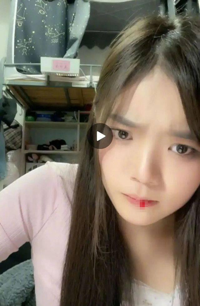 Nữ thần tượng sau đó bất ngờ thổ huyết trước mặt đông đảo người hâm mộ. Nữ thần tượng sau đó bất ngờ thổ huyết trước mặt đông đảo người hâm mộ.