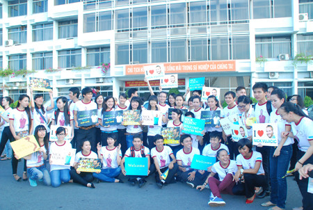 đông đảo bạn trẻ đến đón thần tượng Nick Vujnic