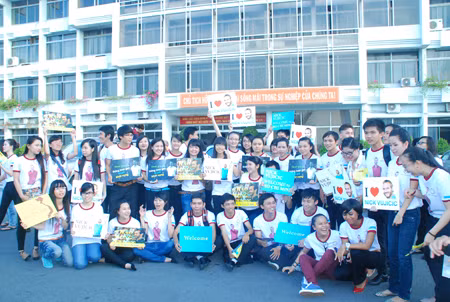 đông đảo bạn trẻ đến đón thần tượng Nick Vujnic