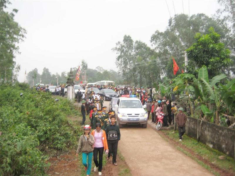 Hàng vạn người dân tham dự lễ đón hài cốt cố Tổng Bí thư Hà Huy Tập. Ảnh: Hoàng Hà