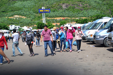 Sau khi lực lượng Công an 113 có mặt, cò chuyển vùng vào trong bến xe để chèo kéo thí sinh. Ảnh: Việt Hương