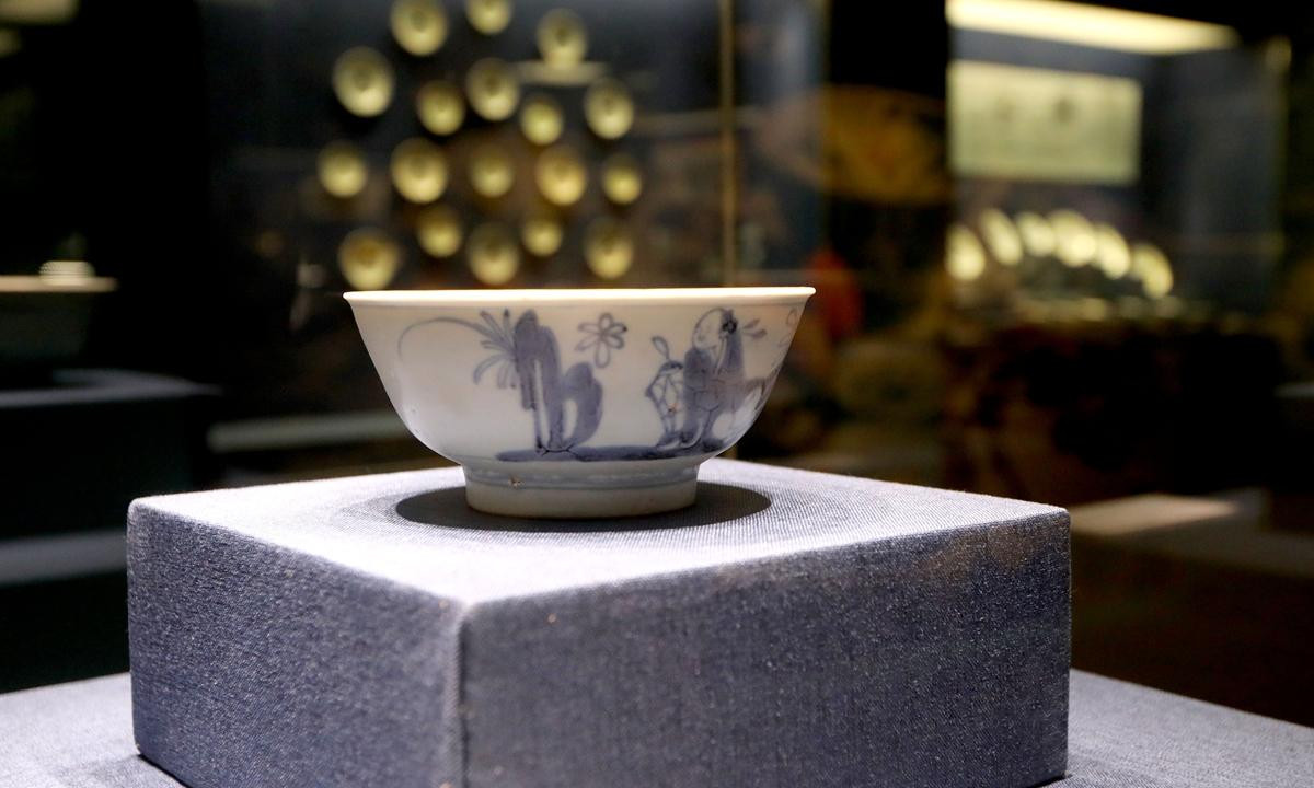 Một chiếc bát sứ men xanh được tìm thấy trên con tàu đắm. Một chiếc bát sứ men xanh được tìm thấy trên con tàu đắm.