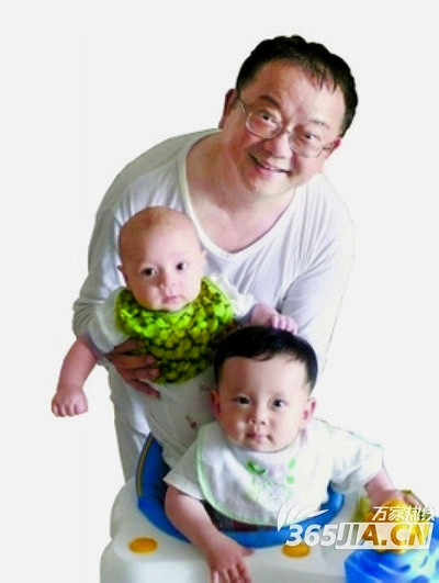 "Hòa thân" bên cháu ngoại và con trai.