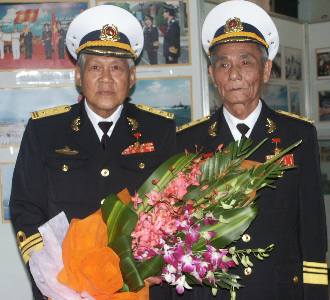 Hai cựu cán bộ tàu không số Hồ Đắc Thạnh và Đỗ Văn Sạn trong niềm vui vừa được phong tặng danh hiệu AHLLVT