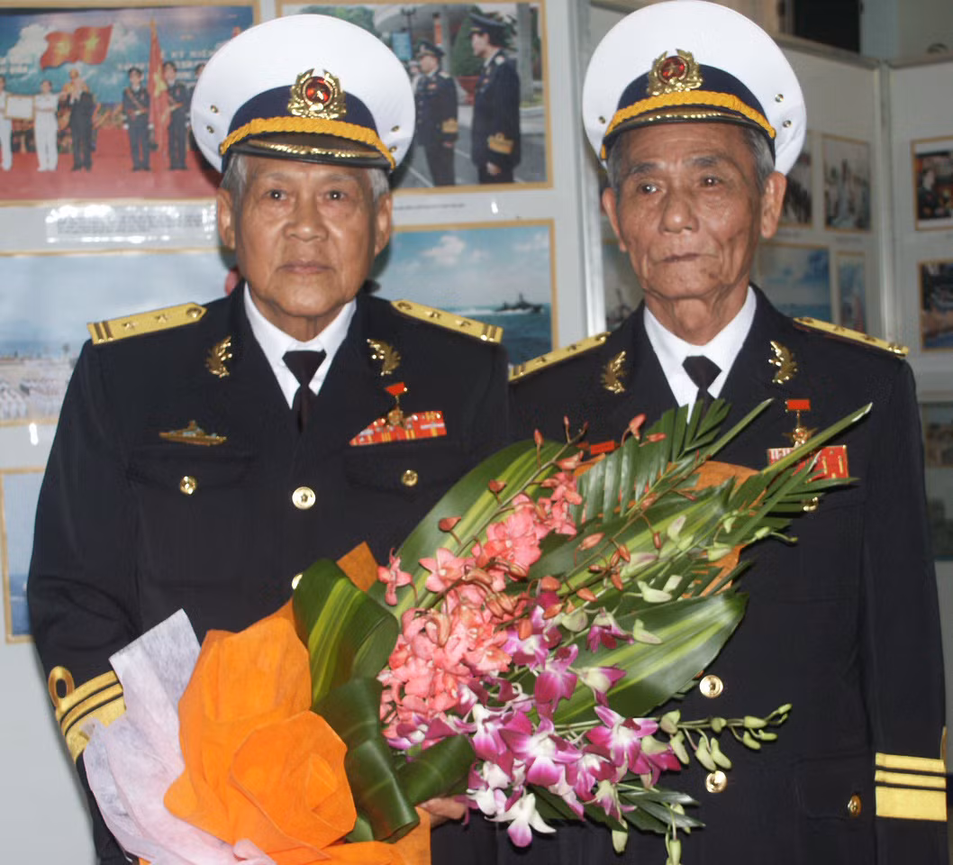 Hai cựu cán bộ tàu không số Hồ Đắc Thạnh và Đỗ Văn Sạn trong niềm vui vừa được phong tặng danh hiệu AHLLVT