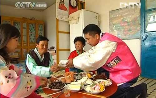 Không khí đêm Trung Thu tại một gia đình Hàn Quốc. Trong ảnh, các thành viên trong một gia đình ở Hàn Quốc đang thưởng thức các món ăn truyền thống nhân dịp Trung Thu