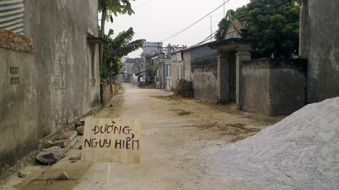 Con đường làng, nơi xẩy ra sự cố cũng đã được cảnh báo nguy hiểm. Có lực lượng công an xã canh giữ