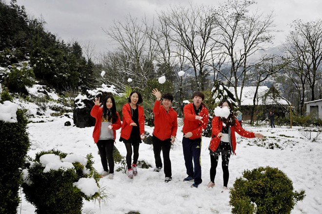 Nhóm thanh niên Hàn Quốc thích thú nghịch tuyết . Nhóm thanh niên Hàn Quốc thích thú nghịch tuyết Bài viết: http://news.zing.vn/Khach-du-lich-do-xo-len-Sa-Pa-trong-tuyet-trang-post377656.html#home_featured.noibat Nguồn Zing News