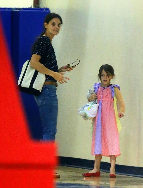 Katie và con gái Suri dạo chơi ở khu Chelsea Piers, New York hôm qua 21-8