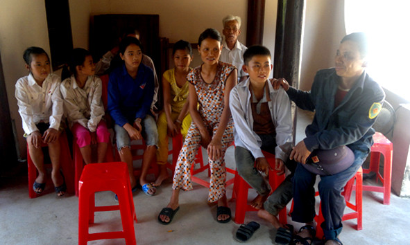 Em Được (thứ 2 từ phải sang), ông nội (mặc áo trắng phía sau) và 5 bạn nhỏ được cứu. Em Được (thứ 2 từ phải sang), ông nội (mặc áo trắng phía sau) và 5 bạn nhỏ được cứu