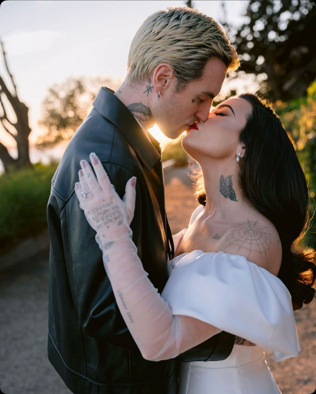 Demi Lovato tung bộ ảnh cưới vào đúng ngày Valentine. Cô gửi đến chồng sắp cưới những ngôn từ say đắm nhất: “Jordan, em không thể chờ đợi để kết hôn cùng anh! 3 năm qua là 3 năm tuyệt vời nhất trong cuộc đời em và em phải cảm ơn anh vì điều đó. Em bị ám ảnh bởi trái tim, tình yêu và ánh sáng của anh. Em không thể chờ đợi để già đi cùng nhau và tạo dựng gia đình với anh. Chúc mừng ngày Valentine đến tình yêu của đời em. Em yêu anh, cưng à!”. Demi Lovato tung bộ ảnh cưới vào đúng ngày Valentine. Cô gửi đến chồng sắp cưới những ngôn từ say đắm nhất: “Jordan, em không thể chờ đợi để kết hôn cùng anh! 3 năm qua là 3 năm tuyệt vời nhất trong cuộc đời em và em phải cảm ơn anh vì điều đó. Em bị ám ảnh bởi trái tim, tình yêu và ánh sáng của anh. Em không thể chờ đợi để già đi cùng nhau và tạo dựng gia đình với anh. Chúc mừng ngày Valentine đến tình yêu của đời em. Em yêu anh, cưng à!”.