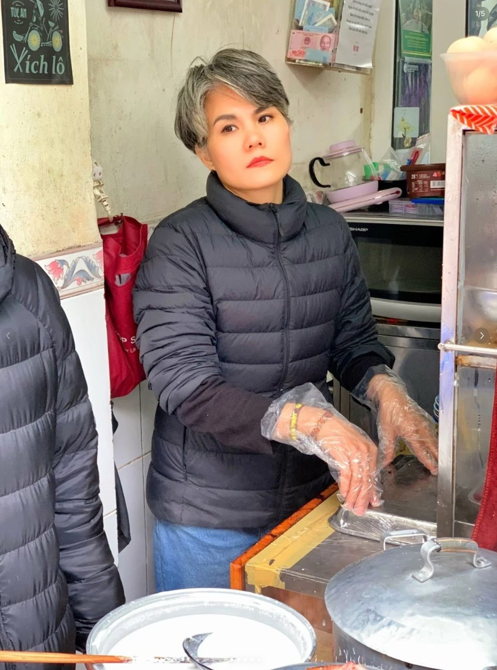 Cư dân mạng Trung Quốc cho rằng bà chủ quán phở ở Hà Nội có ngoại hình giống Vương Phi. Ảnh: RedNote/Handout. Cư dân mạng Trung Quốc cho rằng bà chủ quán phở ở Hà Nội có ngoại hình giống Vương Phi. Ảnh: RedNote/Handout.