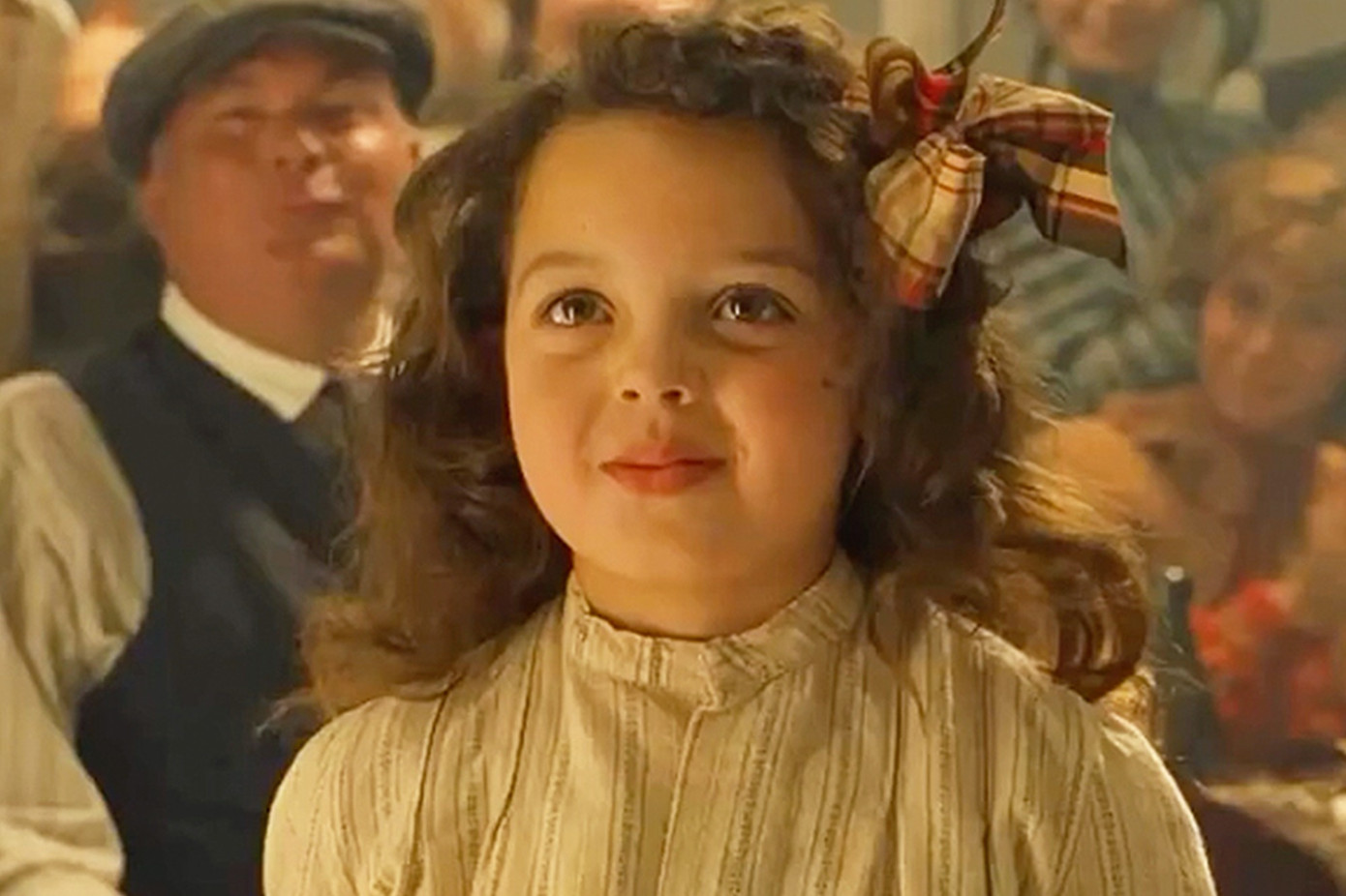 Owens-Sarno vào vai hành khách nhí Cora trên tàu Titanic. Owens-Sarno vào vai hành khách nhí Cora trên tàu Titanic.