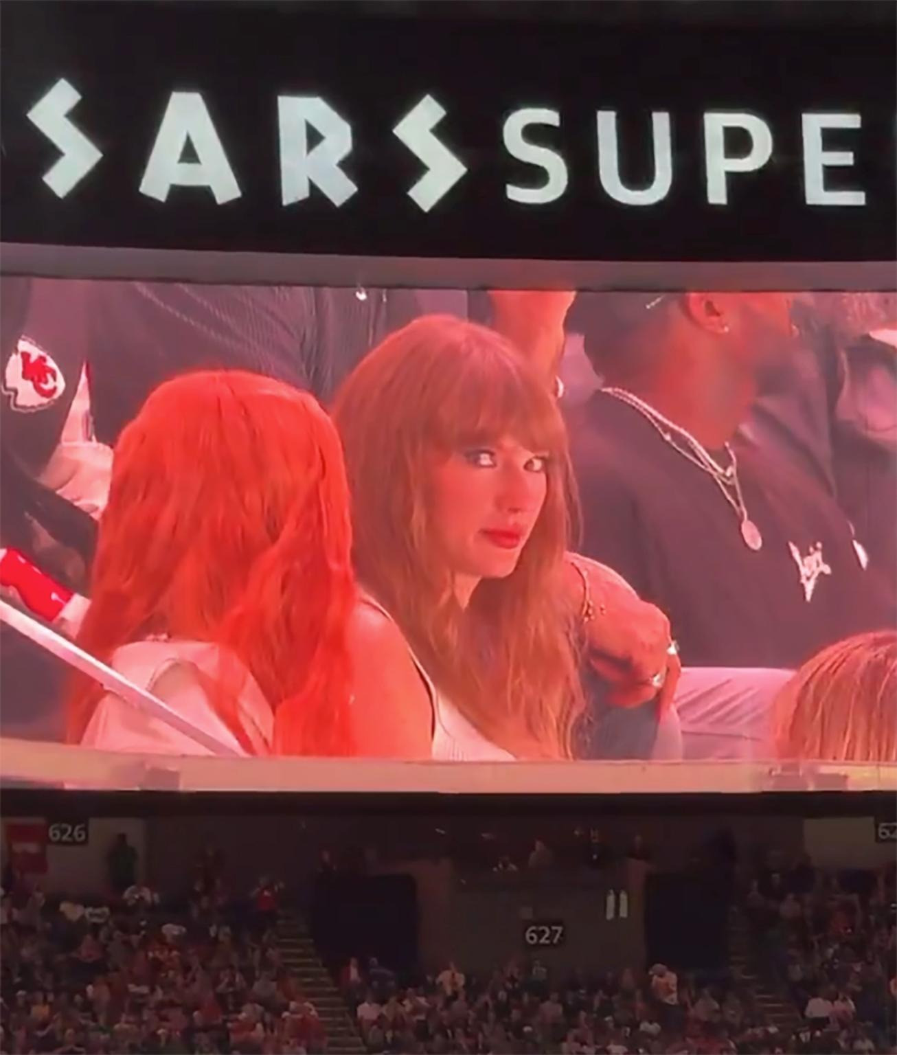 Taylor Swift bối rối khi bị khán giả la ó. Taylor Swift bối rối khi bị khán giả la ó.