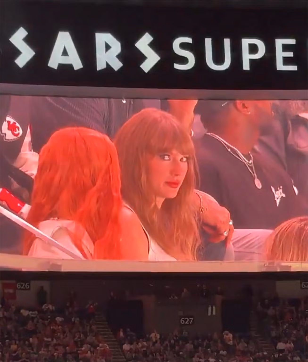 Taylor Swift bối rối khi bị khán giả la ó.
