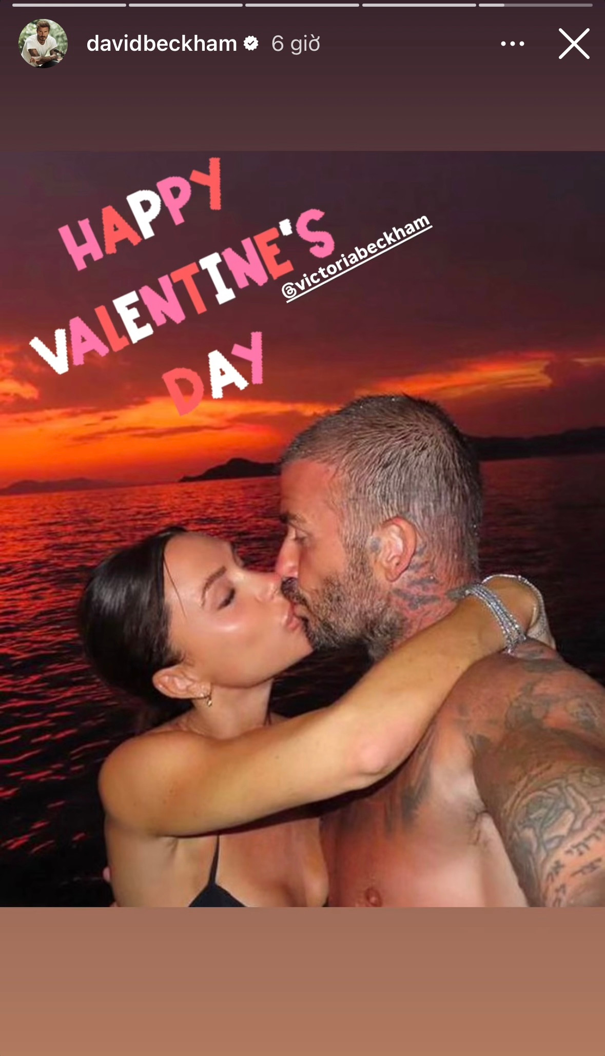 David Beckham chia sẻ khoảnh khắc "khóa môi" vợ trên Instagram Story. David Beckham chia sẻ khoảnh khắc "khóa môi" vợ trên Instagram Story.