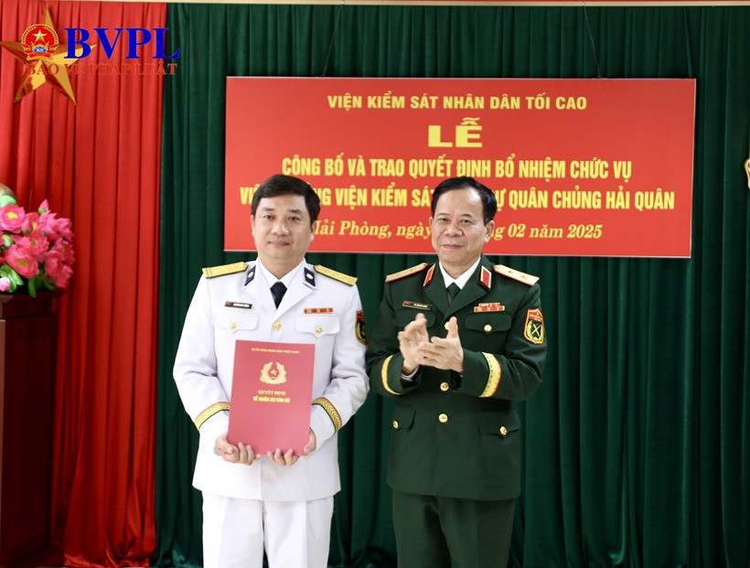 Trung tướng Tạ Quang Khải, Phó Viện trưởng VKSND tối cao, Viện trưởng VKSQS Trung ương, trao Quyết định bổ nhiệm Viện trưởng VKSQS Quân chủng Hải quân cho đồng chí Nguyễn Đức Cường. Ảnh: BVPL. Trung tướng Tạ Quang Khải, Phó Viện trưởng VKSND tối cao, Viện trưởng VKSQS Trung ương, trao Quyết định bổ nhiệm Viện trưởng VKSQS Quân chủng Hải quân cho đồng chí Nguyễn Đức Cường. Ảnh: BVPL.