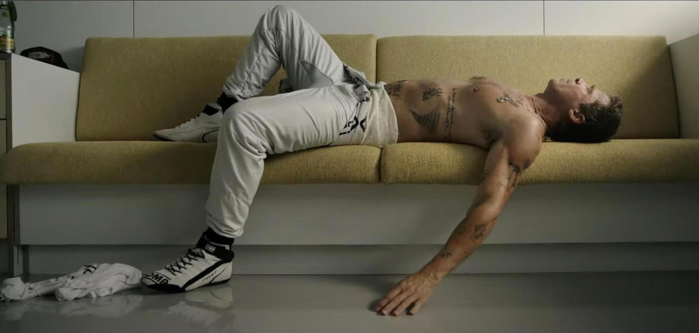 Brad Pitt gây sốt với bức ảnh cởi trần quảng bá cho phim mới. Ảnh: Apple Movies. Brad Pitt gây sốt với bức ảnh cởi trần quảng bá cho phim mới. Ảnh: Apple Movies.