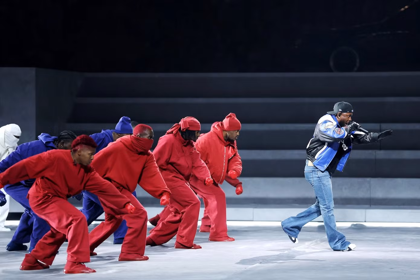 Kendrick Lamar xuất hiện đơn giản tại Super Bowl nhưng vẫn gây chú ý nhờ chiếc quần loe. Ảnh: Getty Images.