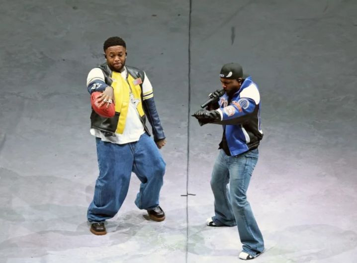 Chiếc quần loe khiến Lamar có vẻ điệu đà hơn hình ảnh bụi bặm thường thấy của một rapper. Ảnh: Getty Images. Chiếc quần loe khiến Lamar có vẻ điệu đà hơn hình ảnh bụi bặm thường thấy của một rapper. Ảnh: Getty Images.