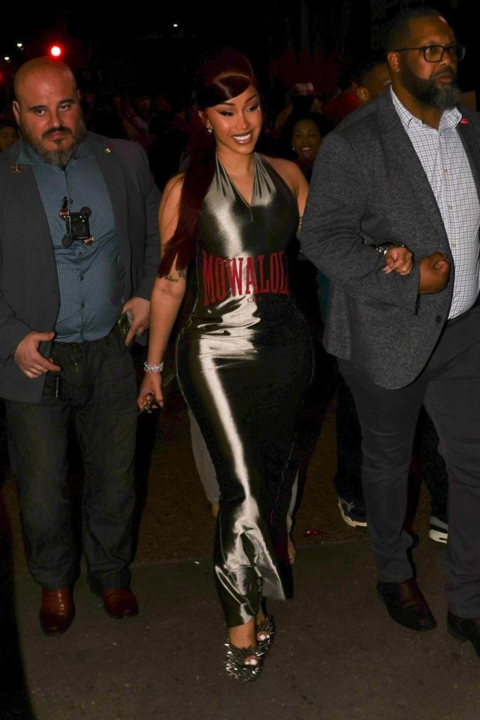 Cardi B cho rằng sự xuất hiện của ông Trump tại Super Bowl khiến cô bị hỏng giày do phải đi bộ. Ảnh: BackGrid/Shutterstock. Cardi B cho rằng sự xuất hiện của ông Trump tại Super Bowl khiến cô bị hỏng giày do phải đi bộ. Ảnh: BackGrid/Shutterstock.