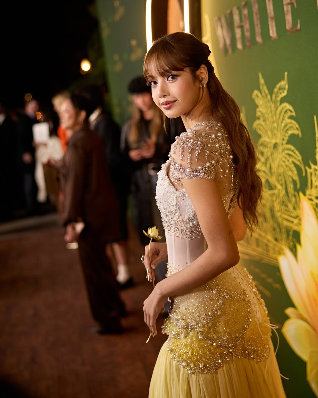 Lisa yêu kiều tại buổi ra mắt phim ở Thái Lan (trái) và Mỹ. Ảnh: IG. Lisa yêu kiều tại buổi ra mắt phim ở Thái Lan (trái) và Mỹ. Ảnh: IG.