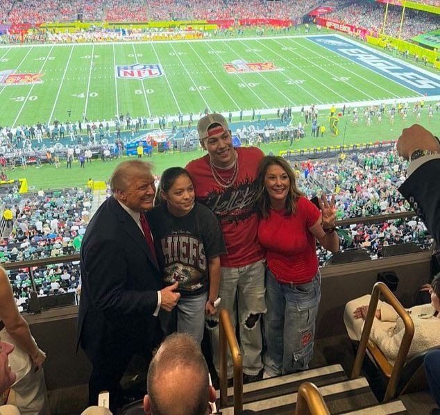 Ông Trump chụp ảnh cùng gia đình Patrick Mahomes. Ông Trump chụp ảnh cùng gia đình Patrick Mahomes.