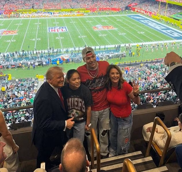 Ông Trump chụp ảnh cùng gia đình Patrick Mahomes.