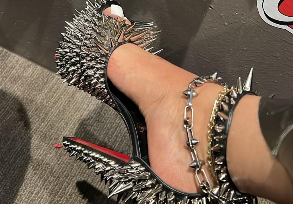 Đôi giày đinh tán của Card B có giá bán lẻ là 3.295 USD. Ảnh: IG. Đôi giày đinh tán của Card B có giá bán lẻ là 3.295 USD. Ảnh: IG.