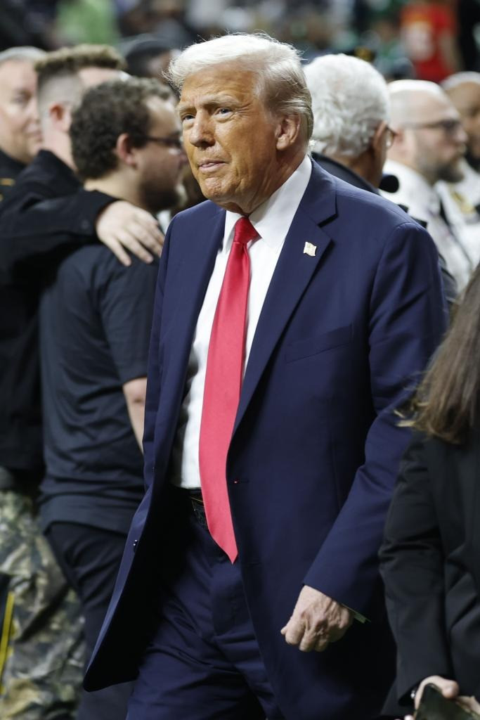 Cardi B cho rằng sự xuất hiện của ông Trump tại Super Bowl khiến cô bị hỏng giày do phải đi bộ. Ảnh: BackGrid/Shutterstock. Cardi B cho rằng sự xuất hiện của ông Trump tại Super Bowl khiến cô bị hỏng giày do phải đi bộ. Ảnh: BackGrid/Shutterstock.