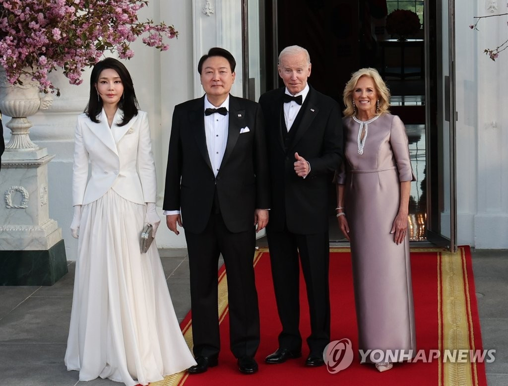 Tổng thống Yoon Suk Yeol cùng phu nhân Kim Keon Hee chụp ảnh với vợ chồng ông Biden trong chuyến thăm Mỹ vào năm 2023. Ảnh: Yonhap. Tổng thống Yoon Suk Yeol cùng phu nhân Kim Keon Hee chụp ảnh với vợ chồng ông Biden trong chuyến thăm Mỹ vào năm 2023. Ảnh: Yonhap.