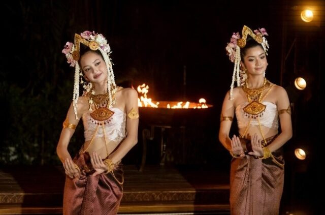 Lisa đóng vai nhân viên khu nghỉ dưỡng White Lotus ở Thái Lan. Lisa đóng vai nhân viên khu nghỉ dưỡng White Lotus ở Thái Lan.