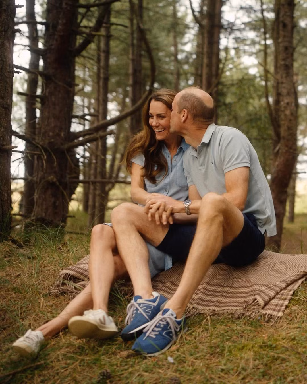 Ngược lại với vợ chồng em trai, Hoàng tử William và Công nương Kate kiệm lời. Tài khoản Instagram chung của cặp đôi hoàng gia chỉ chia sẻ bức ảnh William hôn vào má Kate, kèm theo biểu tượng hình trái tim màu đỏ.